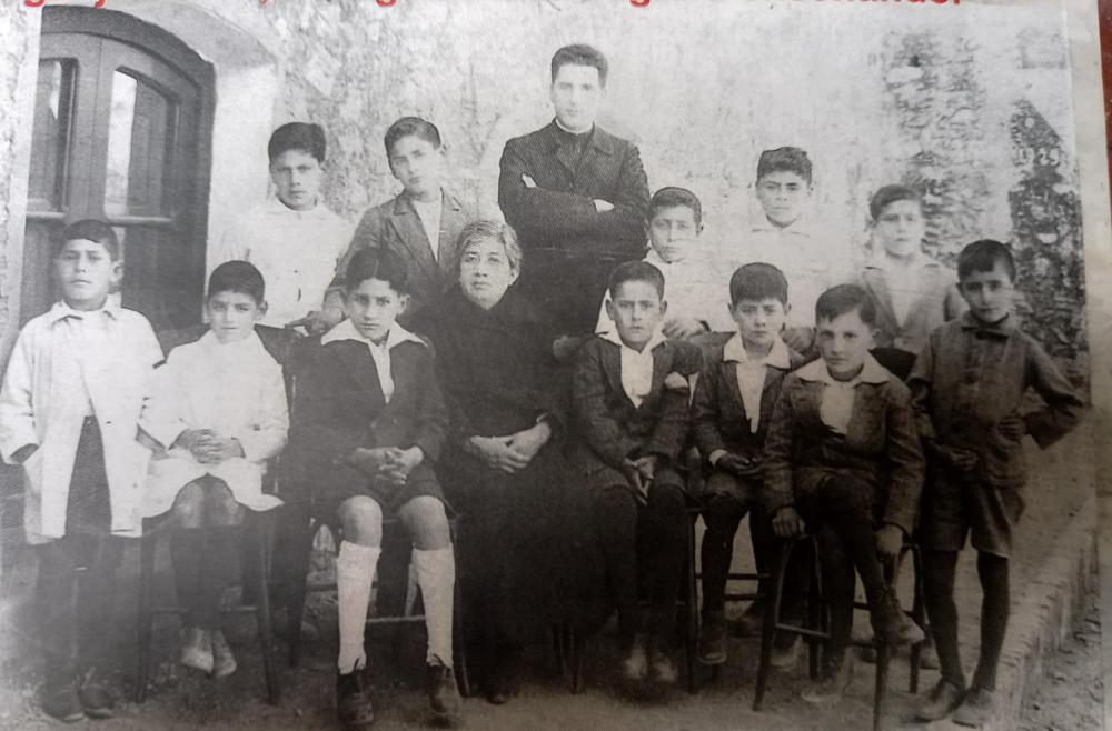 PADRE RAMON AMADO LIENDO CON ALUMNOS DEL PARROQUIAL
