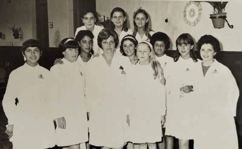 FOTO GRUPO SEXTO GRADO MANUEL SOLARES CON MAESTRA BECERRA
