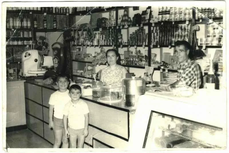 LOS HERMANITOS PAPI, MAMI, ENRI Y YO-compressed