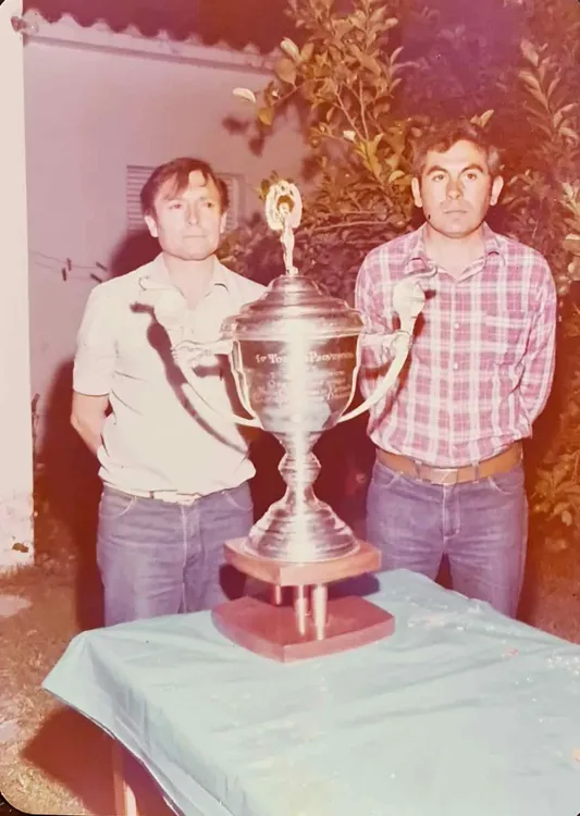 FIDEL HEREDIA Y ALBERTO VAZQUEZ - TROFEO GANADO EN EL CHATEAU CON SAN MARTIN AÑO 1985-compressed
