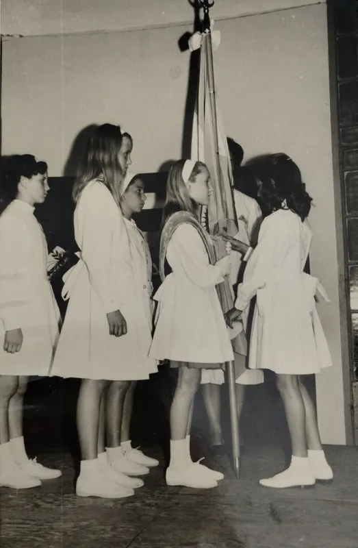 FOTO ENTREGA DE LA BANDERA FIESTA FIN DE AÑO MANUEL SOLARES AÑO 1965