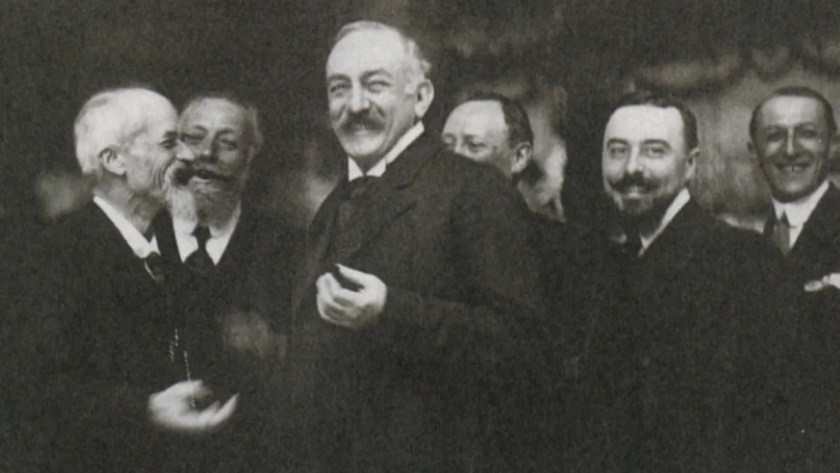 saenz_pena_en_francia_con_el_jefe_de_policia_de_paris_c1900_ret_alta_-_copiajpg