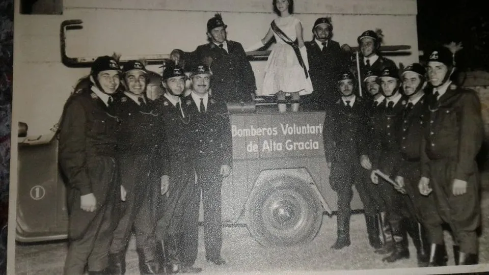 LA CHOCHA BAZAN 3 JUNTO A OTROS BOMBEROS