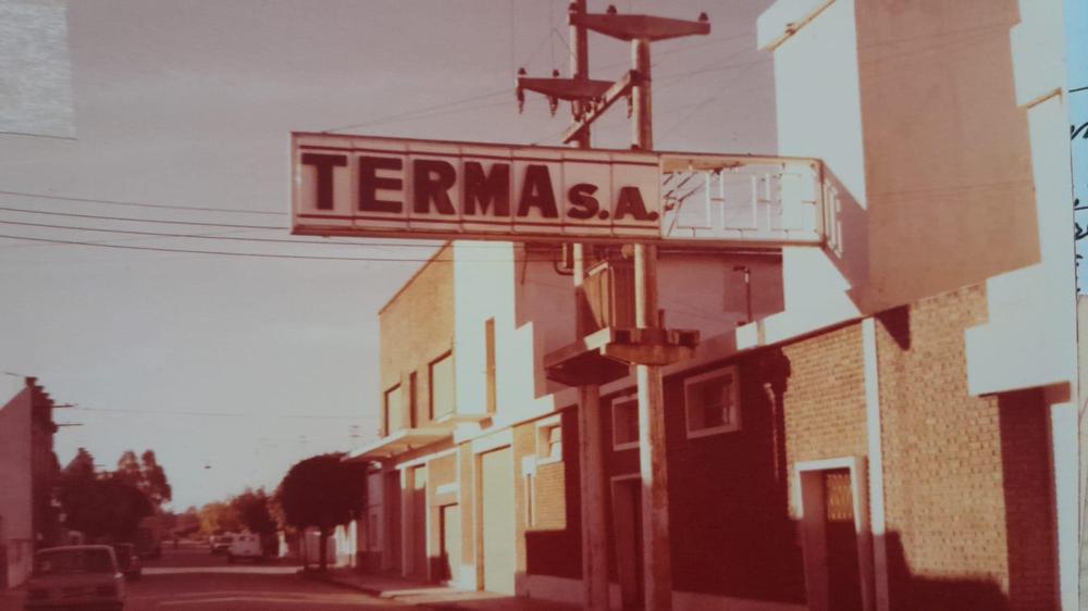 FRENTE DE LA TERMA CON CARTEL (Audino)